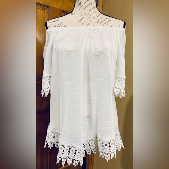 LINDA LEAL Small White Boho Blouse with wide lace trim. - Picture 6 of 11